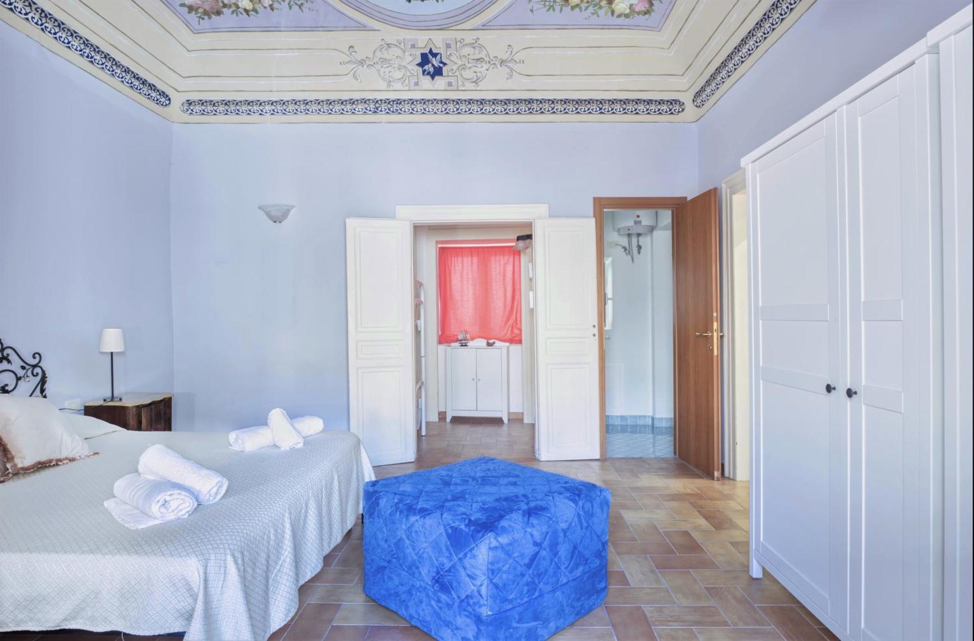 Porto Salvo Apartments - By Vacation Service Чефалу Номер фото