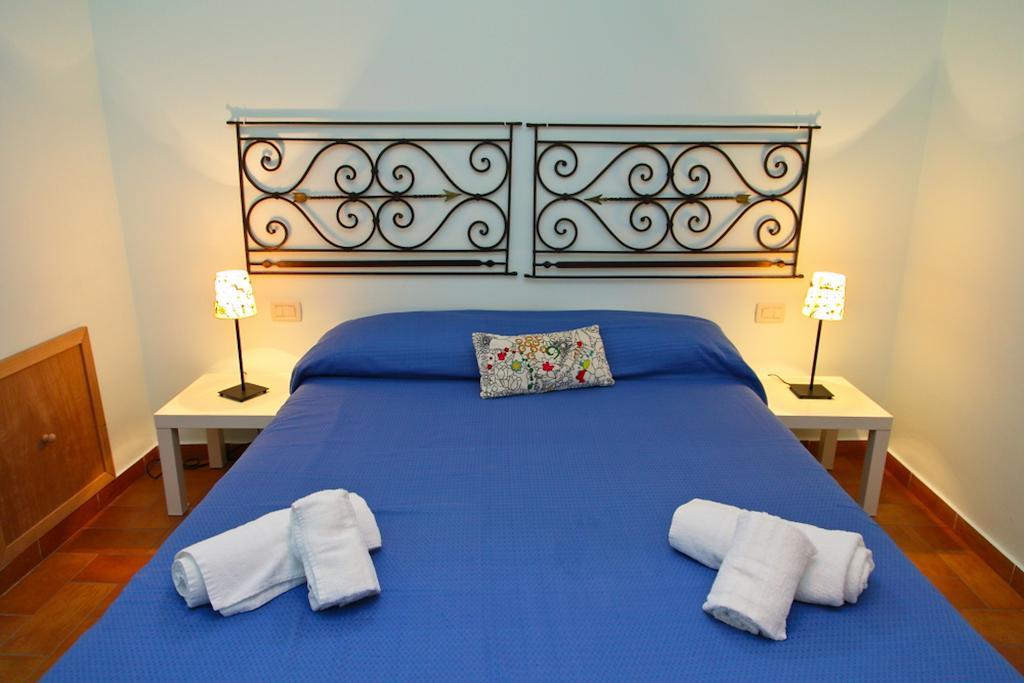 Porto Salvo Apartments - By Vacation Service Чефалу Номер фото
